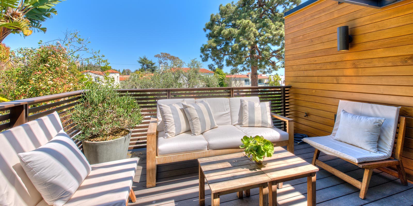 Ray kappe Living Home 18 imgi_26_Adelaide-35-guest_bdrm_deck_LG-Desktop-Cropped (1)